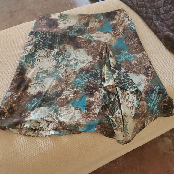 A Line Skirt w/beautiful front ruffle Size 14 - Picture 3 of 6